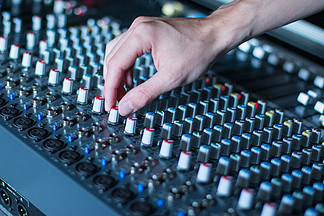 在錄音室進行專業(yè)音樂制作。音響工程師正在工作。